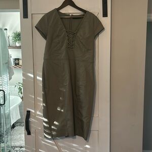 Size 16. Knee length.